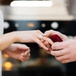 Slow Fashion vs. Fast Fashion: O Guia Completo para Entender as Diferenças e Adotar um Estilo Consciente