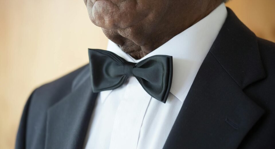 Para entender a história do pretinho básico e a evolução do vestido preto, é preciso voltar ao início do século XX, quando Co