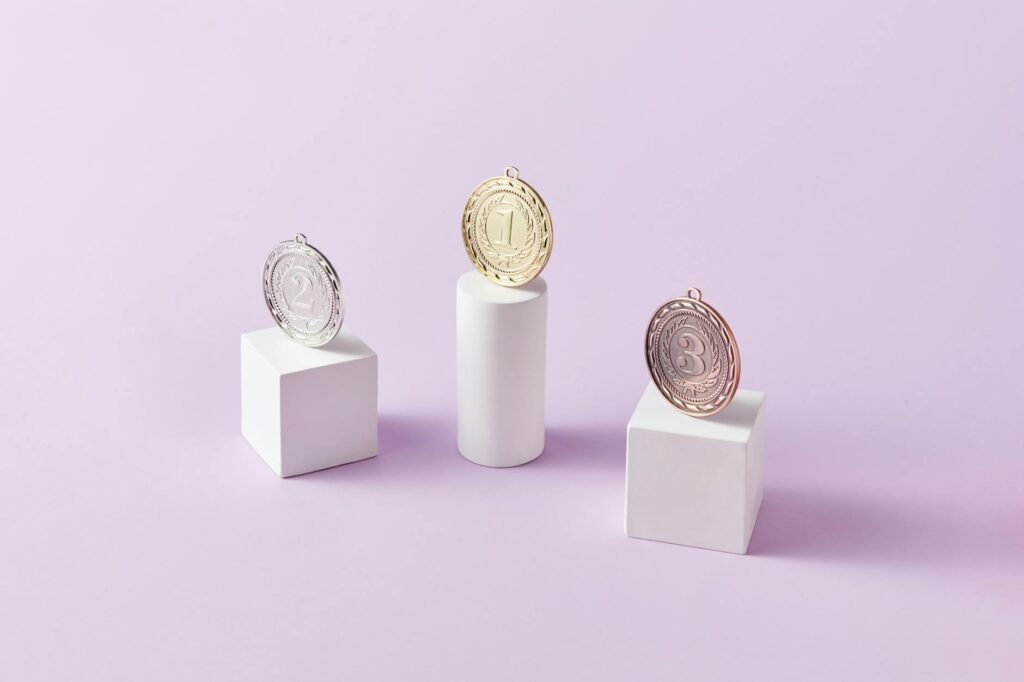 Para a importância da terceira peça, blazers, coletes e kimonos são elementos-chave que elevam instantaneamente qualquer prod