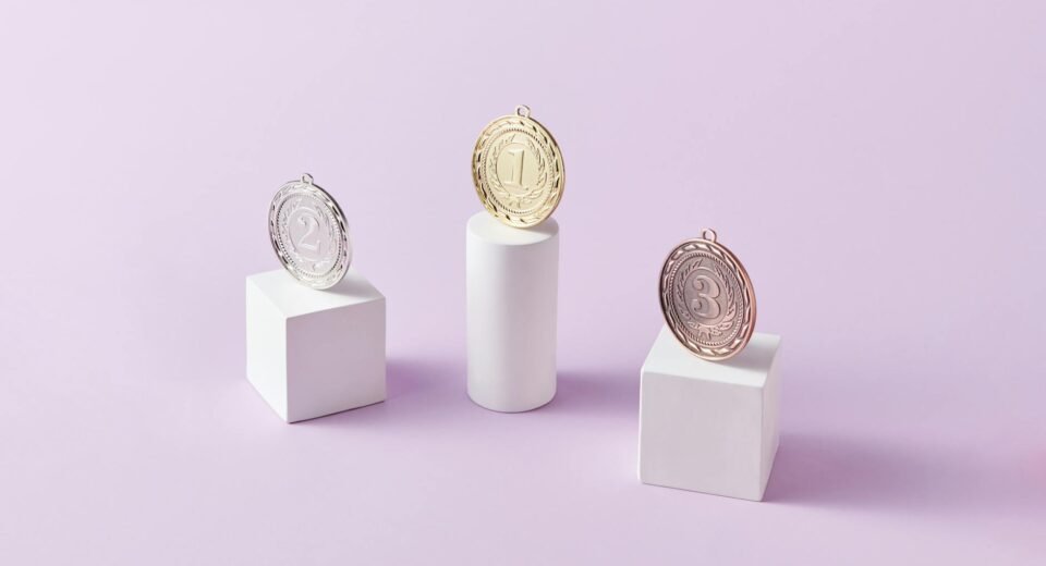 Para a importância da terceira peça, blazers, coletes e kimonos são elementos-chave que elevam instantaneamente qualquer prod