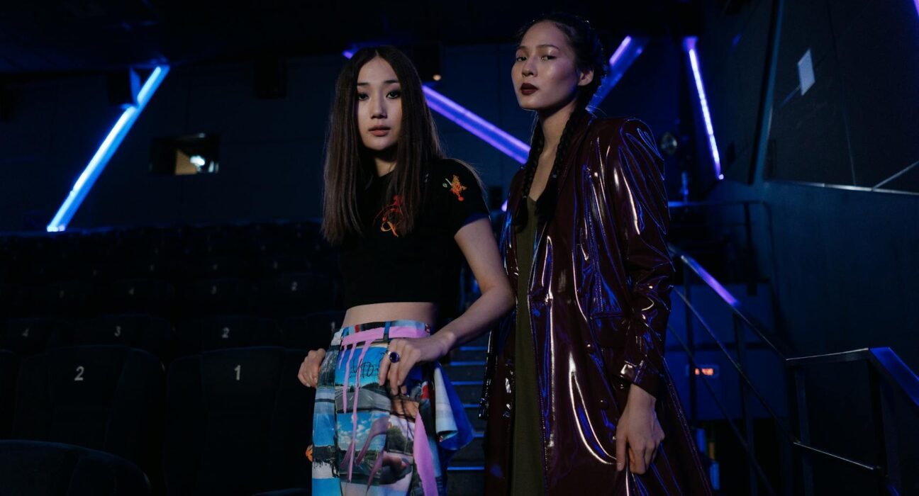 Para entender A influência do Cinema na Moda: Filmes que lançaram tendências, o cinema funciona como um catalisador cultural