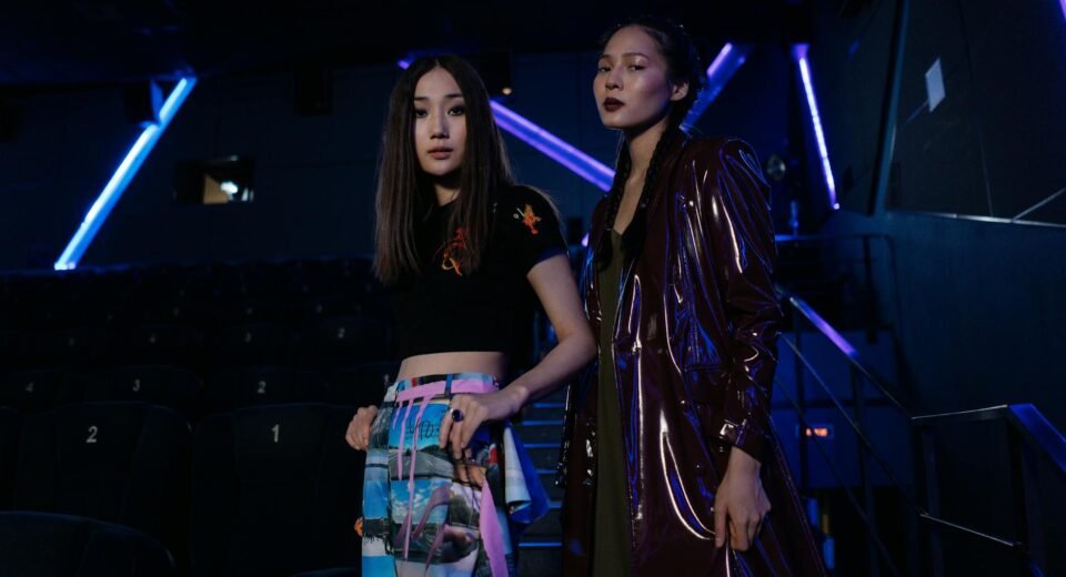 Para entender A influência do Cinema na Moda: Filmes que lançaram tendências, o cinema funciona como um catalisador cultural