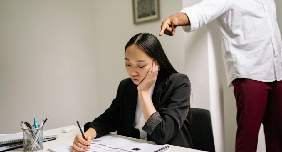 Para acessórios para o ambiente corporativo, é crucial evitar itens que transmitam informalidade excessiva, falta de profissi