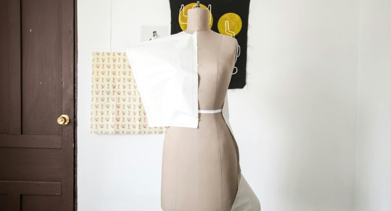 Para entender a diferença entre Alta Costura e Prêt-à-Porter, é fundamental saber que a Alta Costura refere-se a peças únicas
