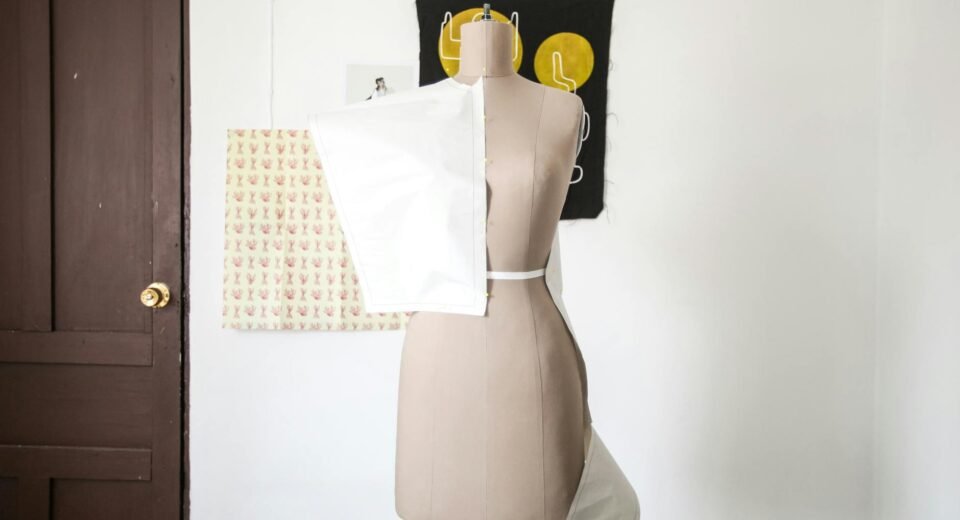 Para entender a diferença entre Alta Costura e Prêt-à-Porter, é fundamental saber que a Alta Costura refere-se a peças únicas