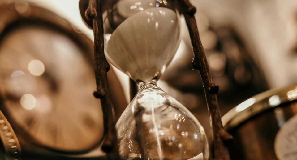 Para o Biotipo Ampulheta, valorizar sua silhueta significa realçar a cintura fina e equilibrar os ombros e quadris. Invista e