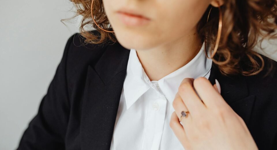 Para combinar blazer feminino com jeans e calça social, foque no contraste de texturas e ocasiões. Com jeans, prefira modelos