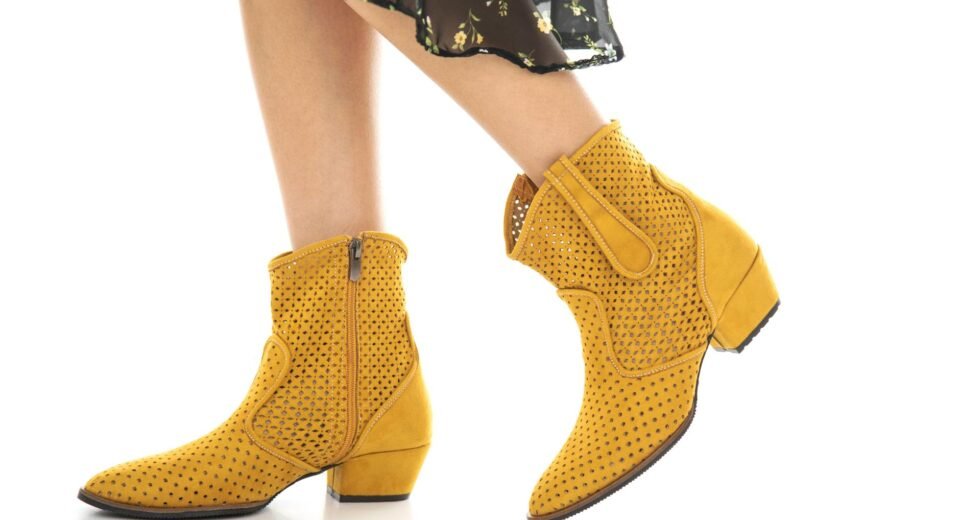 Para escolher entre coturnos, western ou over the knee nesta estação, considere seu estilo pessoal, as ocasiões de uso e o co