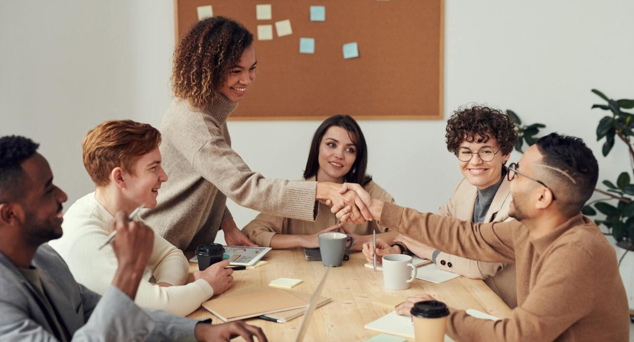 Para adotar o Business Casual e ser formal sem usar terno completo, combine peças clássicas e confortáveis. Homens podem opta