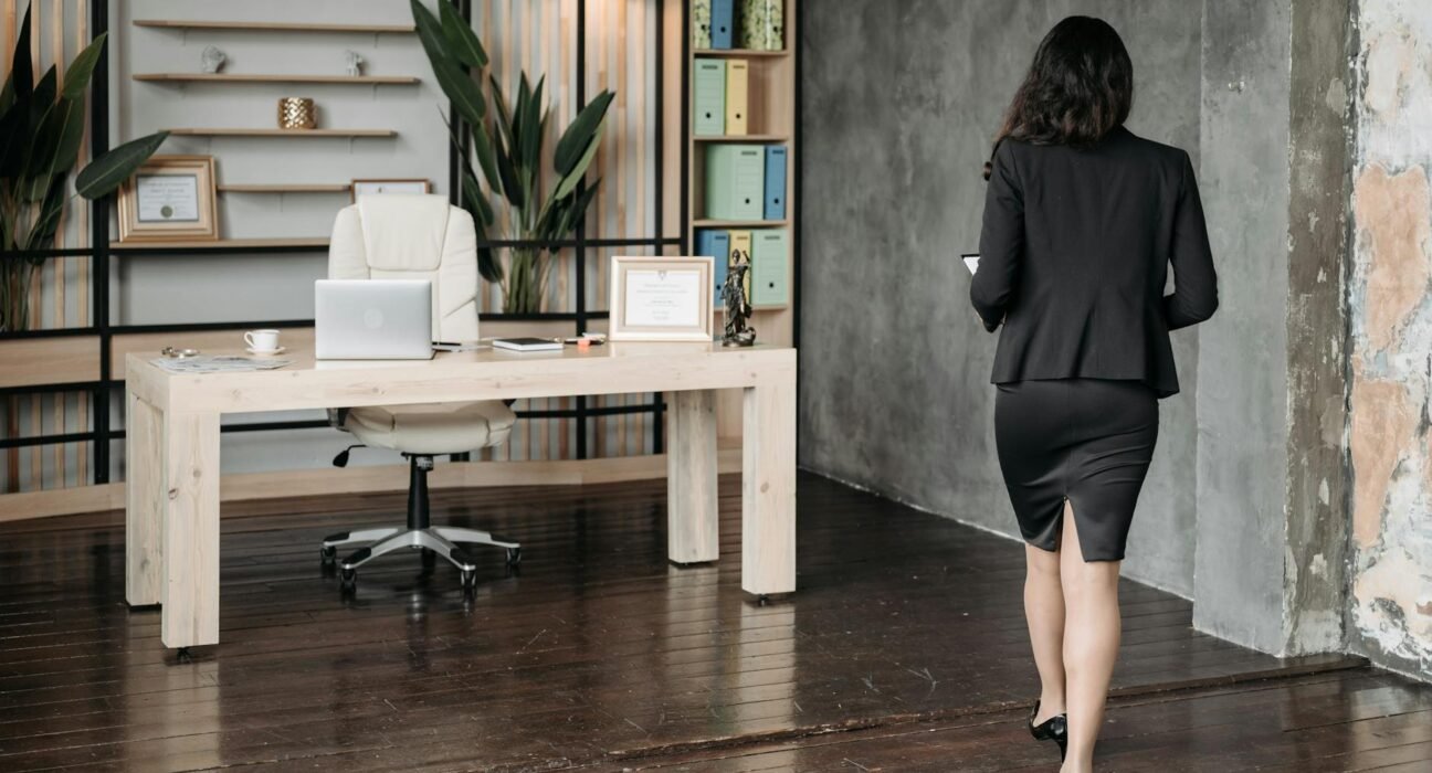 Para usar a camisa branca de forma versátil e profissional no trabalho, experimente combiná-la com calças de alfaiataria, sai