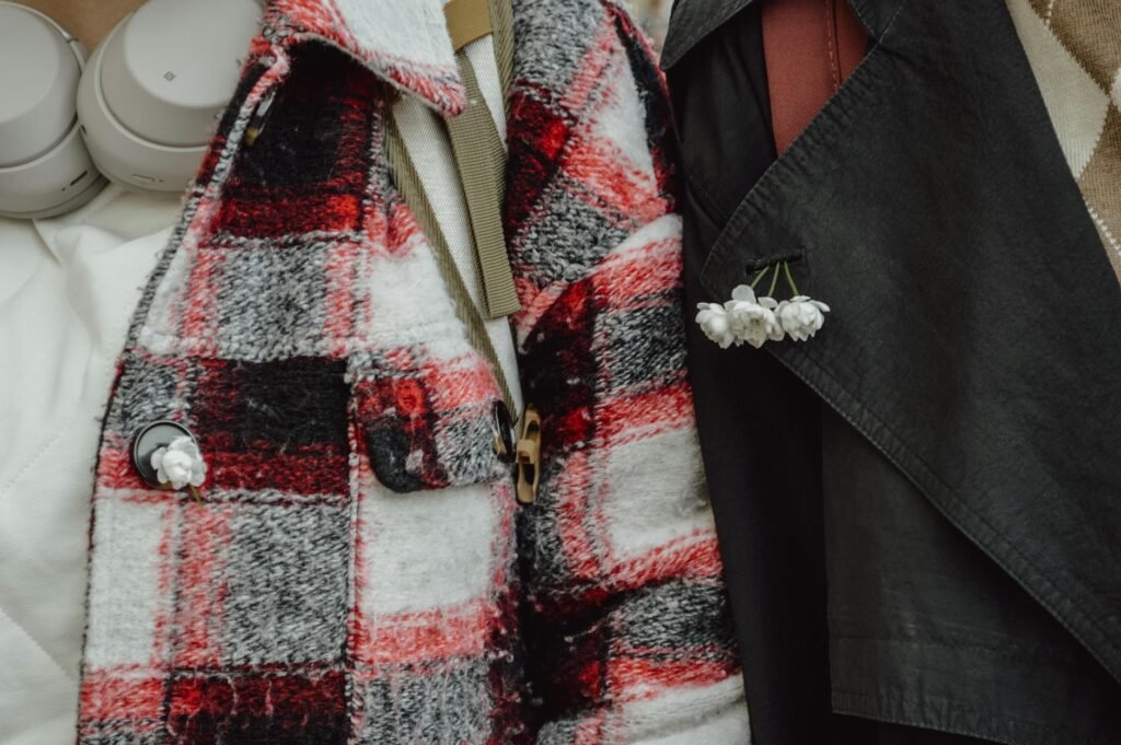 Para escolher os casacos e jaquetas essenciais para o frio deste ano, foque em peças versáteis e quentes como o trench coat,