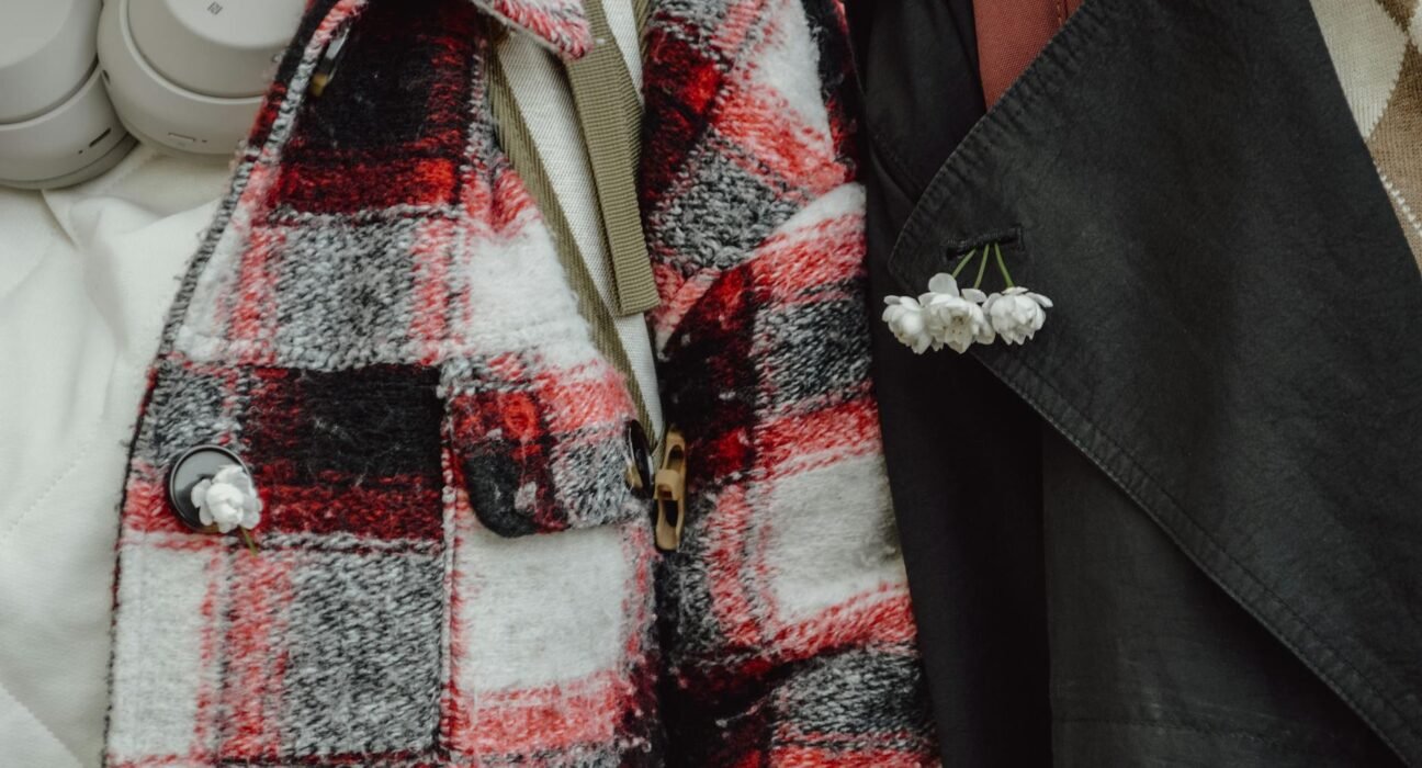 Para escolher os casacos e jaquetas essenciais para o frio deste ano, foque em peças versáteis e quentes como o trench coat,