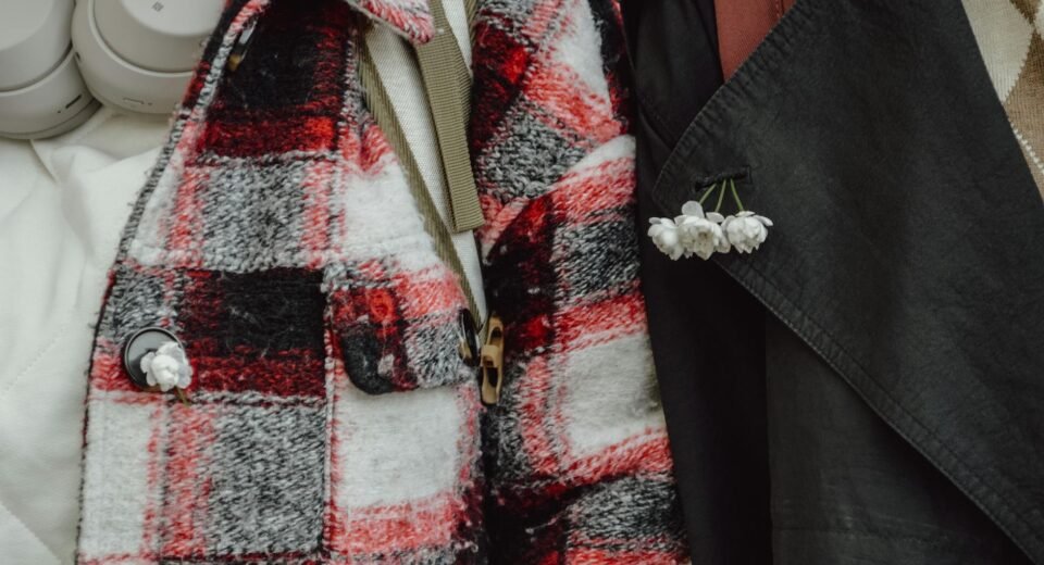 Para escolher os casacos e jaquetas essenciais para o frio deste ano, foque em peças versáteis e quentes como o trench coat,