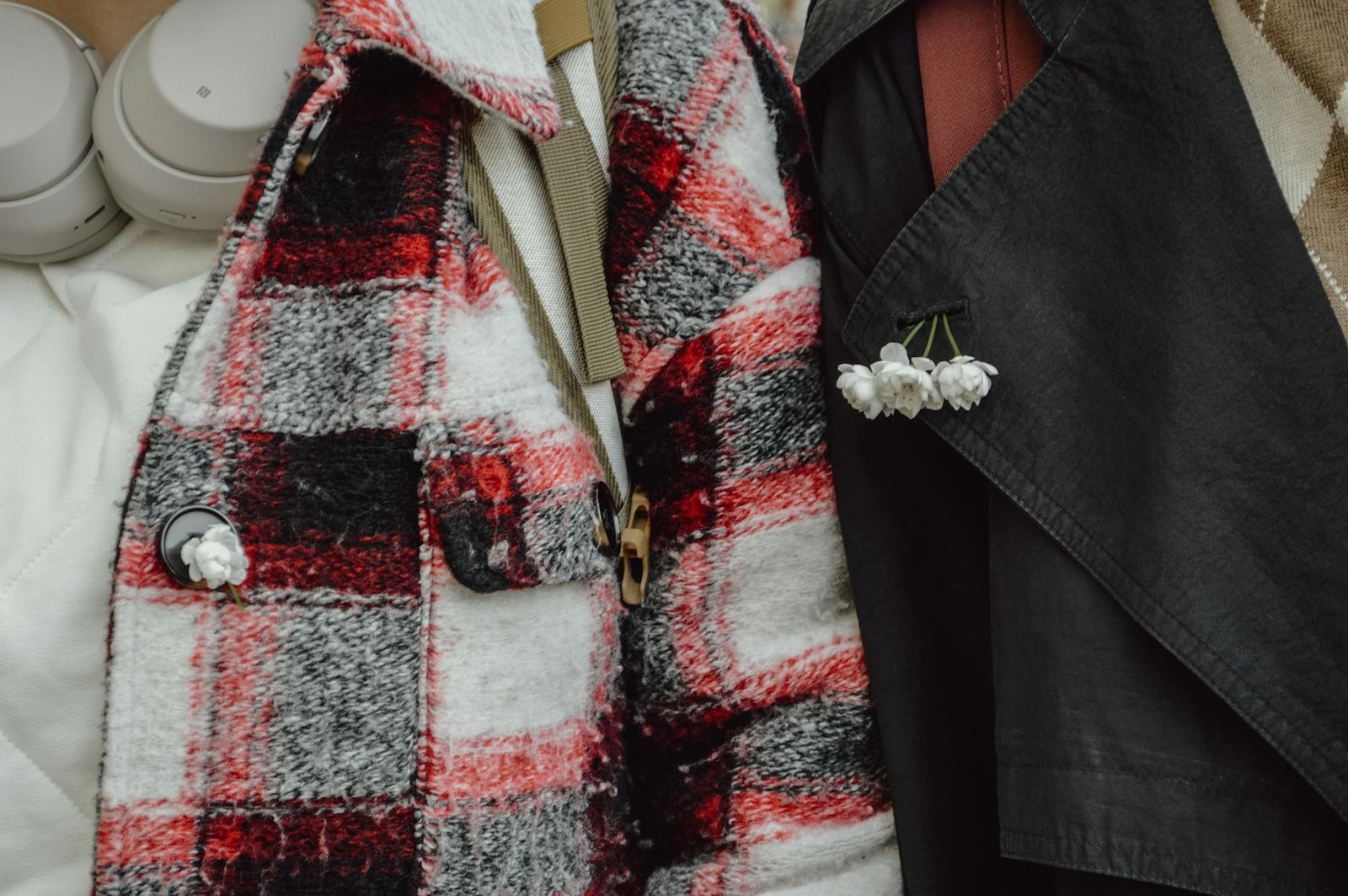 Para escolher os casacos e jaquetas essenciais para o frio deste ano, foque em peças versáteis e quentes como o trench coat,