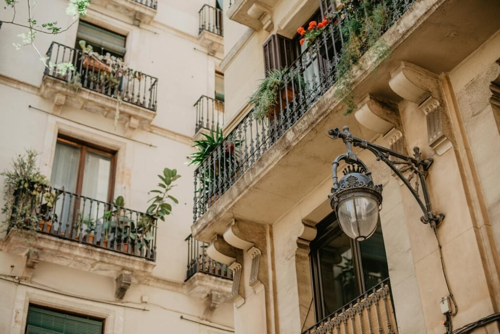 Para incorporar chapéus e boinas no estilo urbano, escolha modelos que complementem seu rosto e a ocasião. Combine com peças