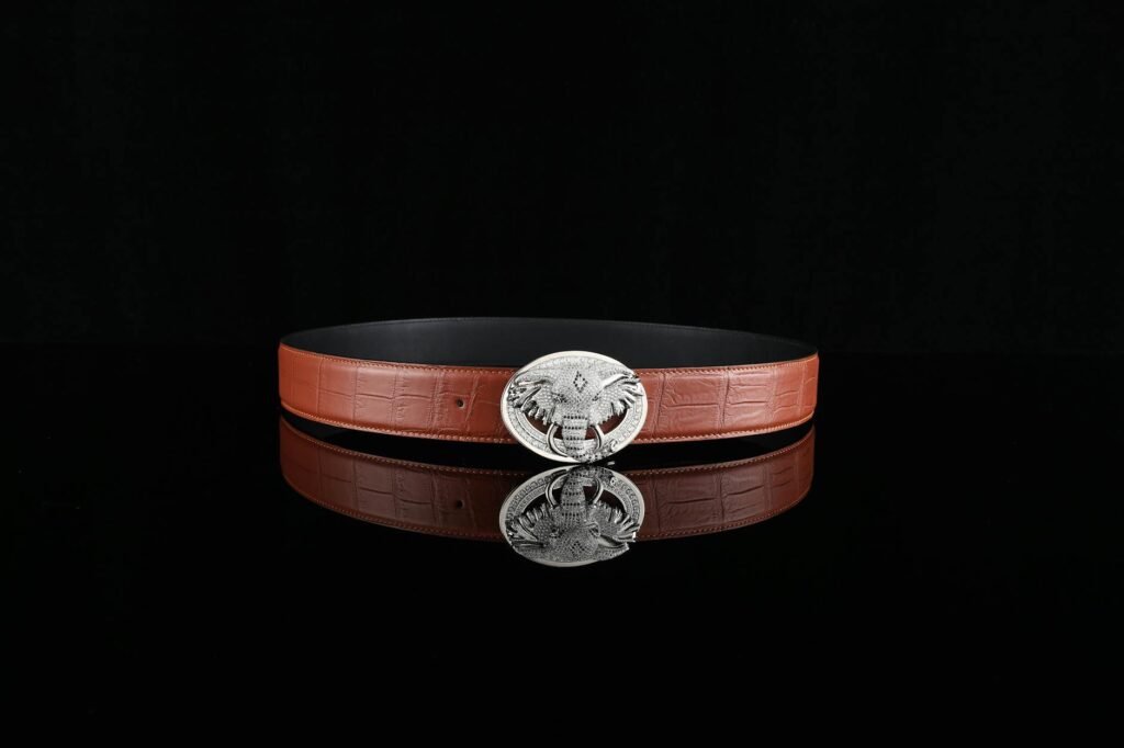 Para usar cintos para marcar a cintura ou segurar o look, você deve considerar o propósito e o tipo de peça. Para marcar a ci