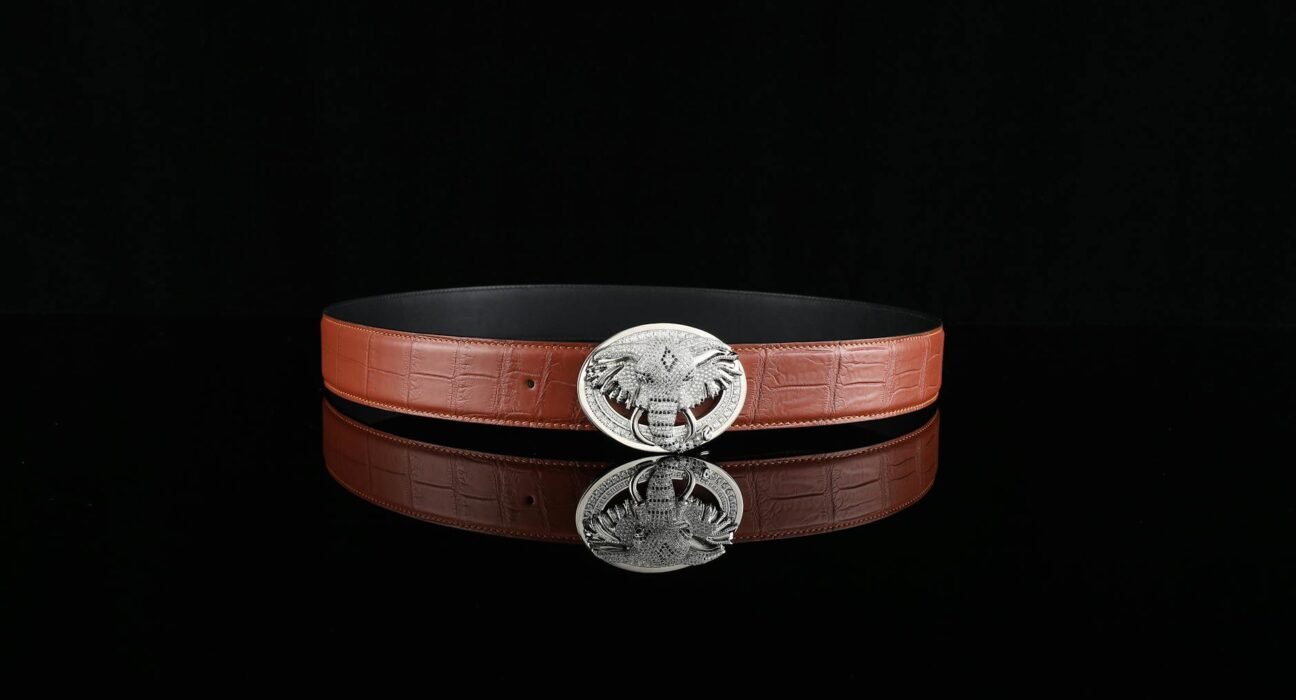 Para usar cintos para marcar a cintura ou segurar o look, você deve considerar o propósito e o tipo de peça. Para marcar a ci