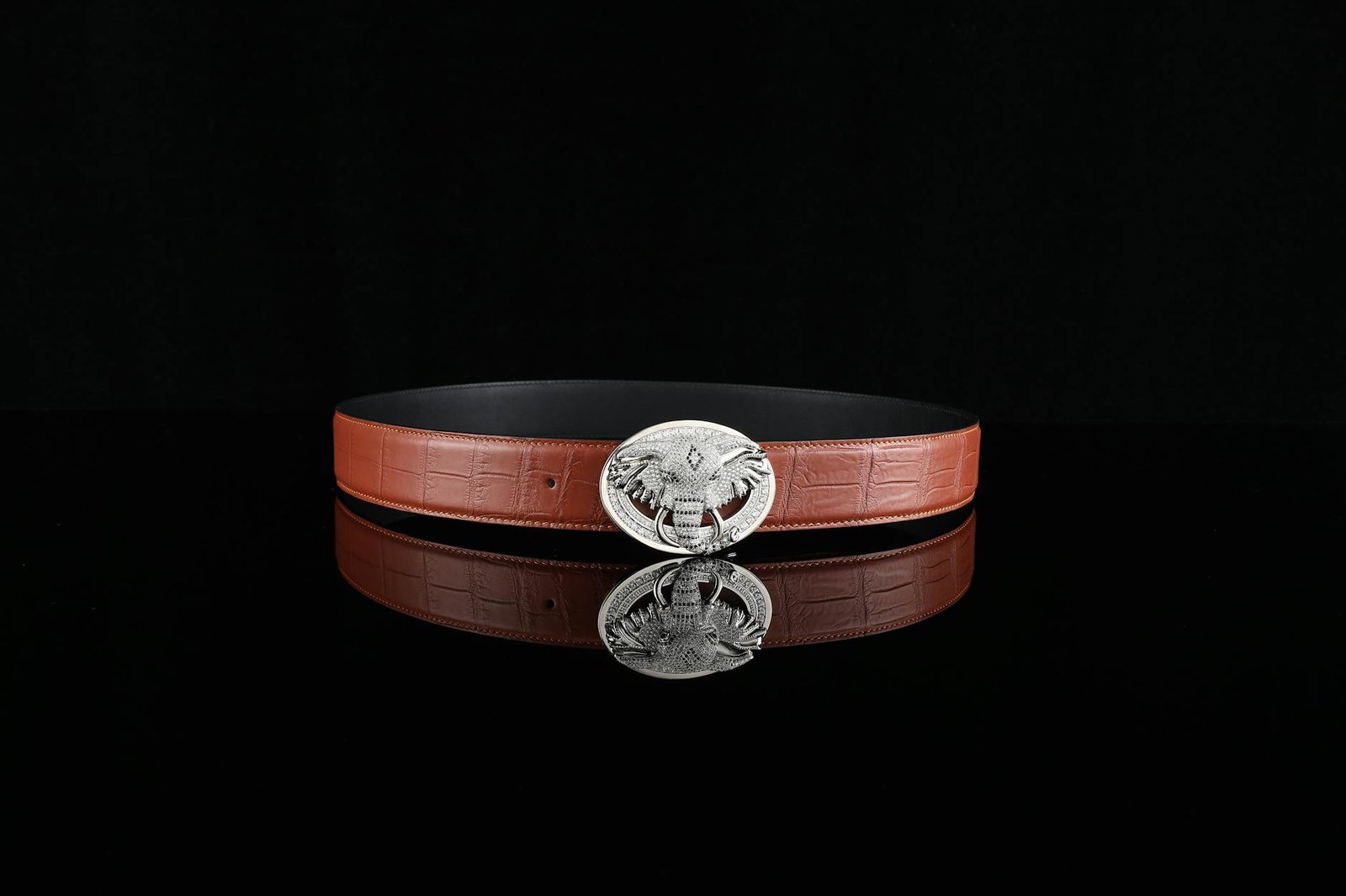 Para usar cintos para marcar a cintura ou segurar o look, você deve considerar o propósito e o tipo de peça. Para marcar a ci