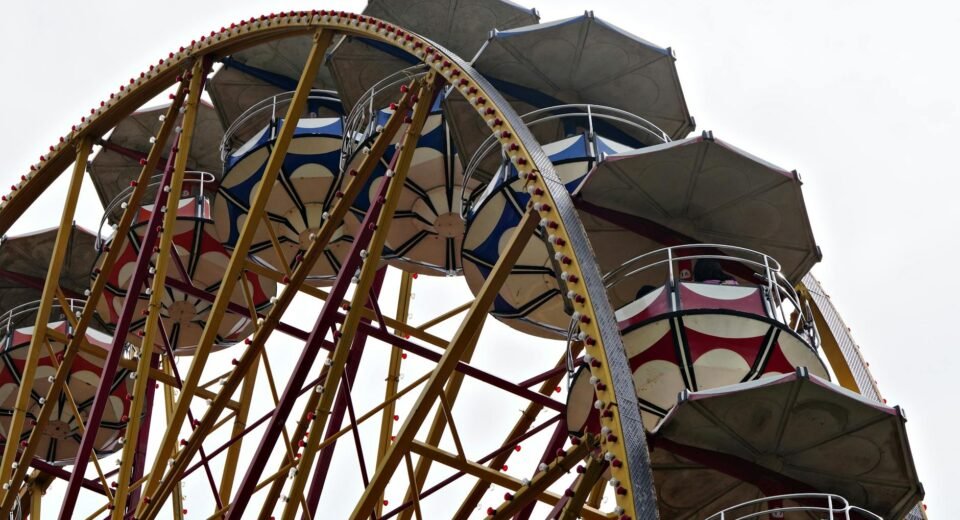 Para dominar o Círculo Cromático na Prática, é essencial entender as relações entre cores. Cores complementares, opostas no c