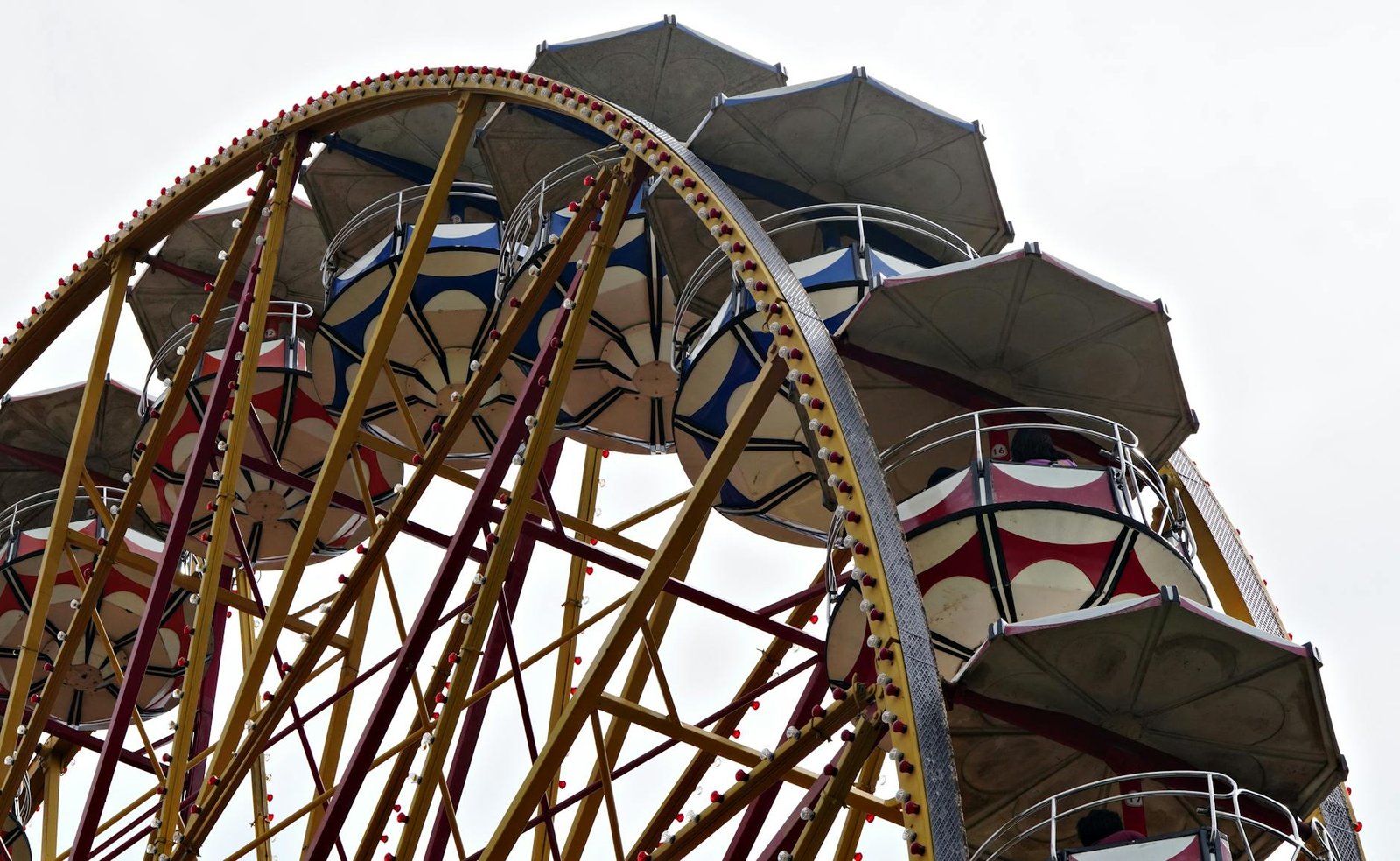 Para dominar o Círculo Cromático na Prática, é essencial entender as relações entre cores. Cores complementares, opostas no c