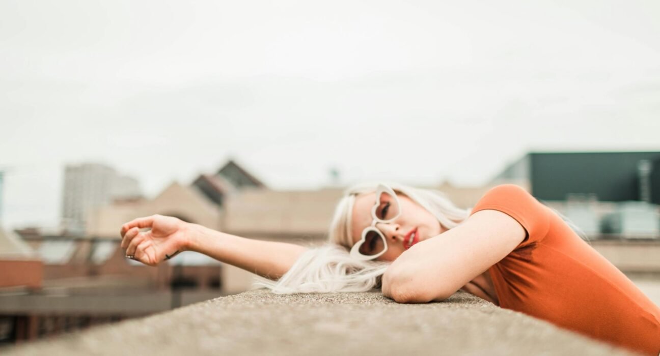 Para escolher óculos de sol, considere primeiramente o formato do seu rosto: redondo, oval, quadrado, coração ou triangular.