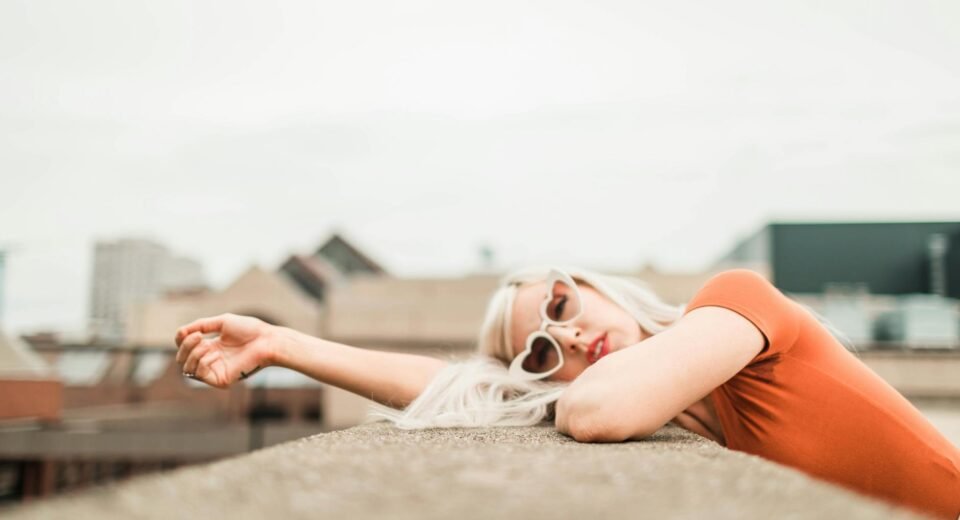Para escolher óculos de sol, considere primeiramente o formato do seu rosto: redondo, oval, quadrado, coração ou triangular.