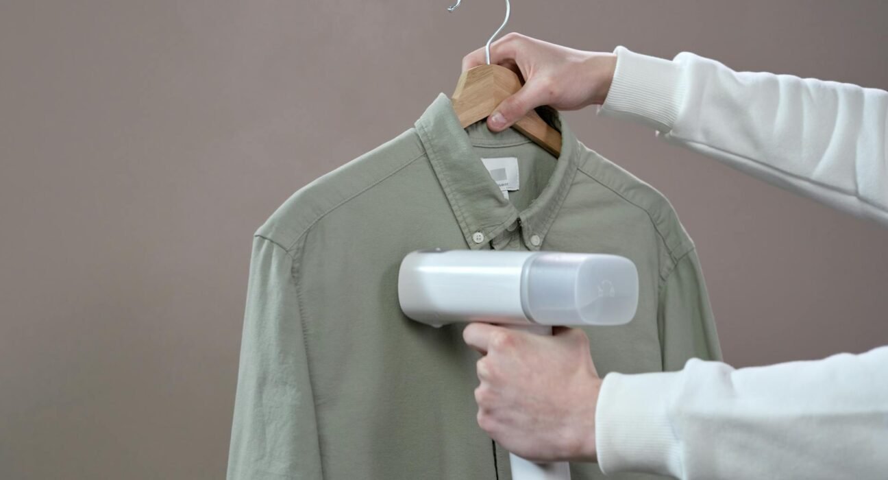 Para ler etiquetas de roupas e entender sua composição e origem, observe os símbolos de lavagem (temperatura, secagem, alveja