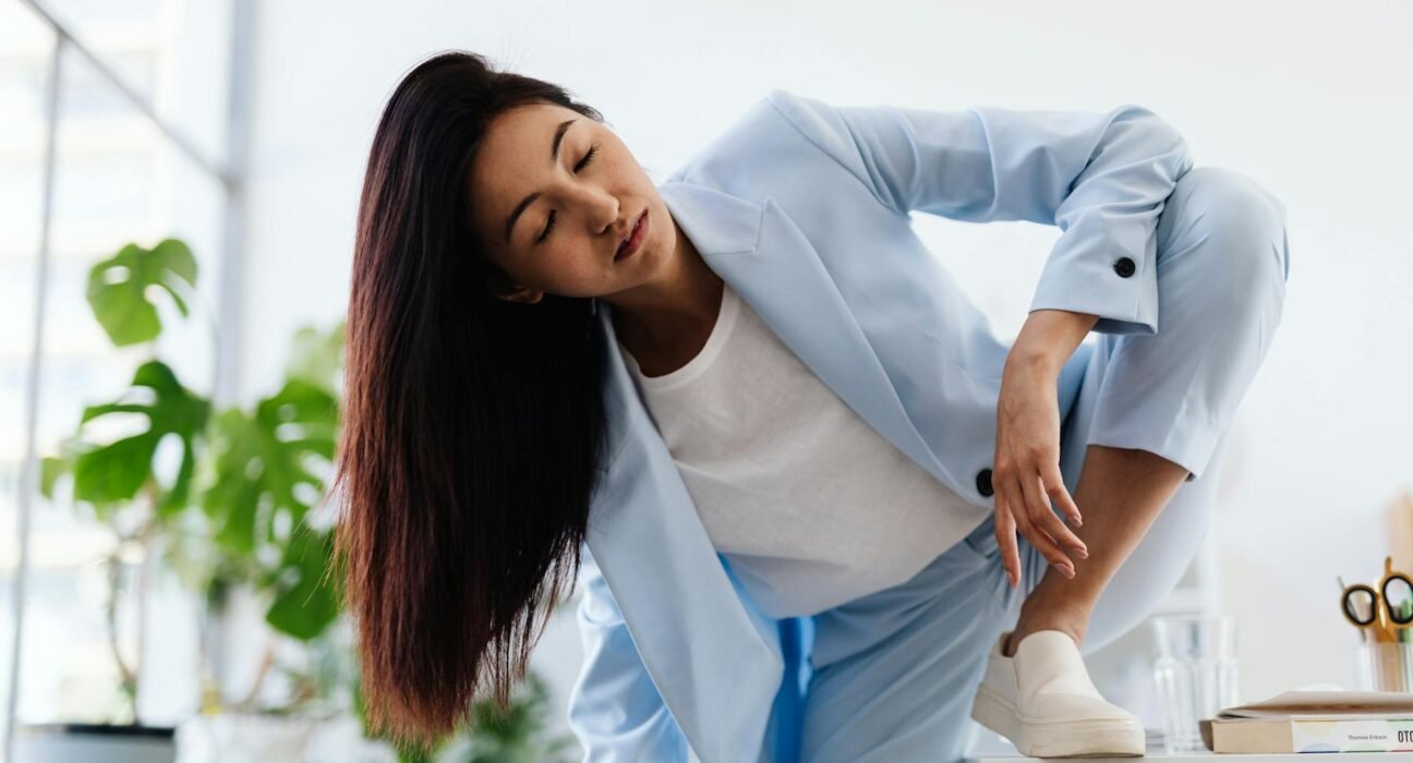 Para usar tênis no escritório mantendo a elegância, escolha modelos casuais, de design limpo e cores neutras, como brancos, p