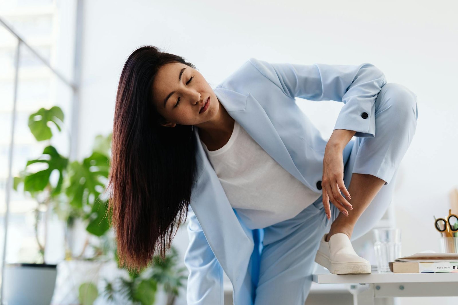 Para usar tênis no escritório mantendo a elegância, escolha modelos casuais, de design limpo e cores neutras, como brancos, p