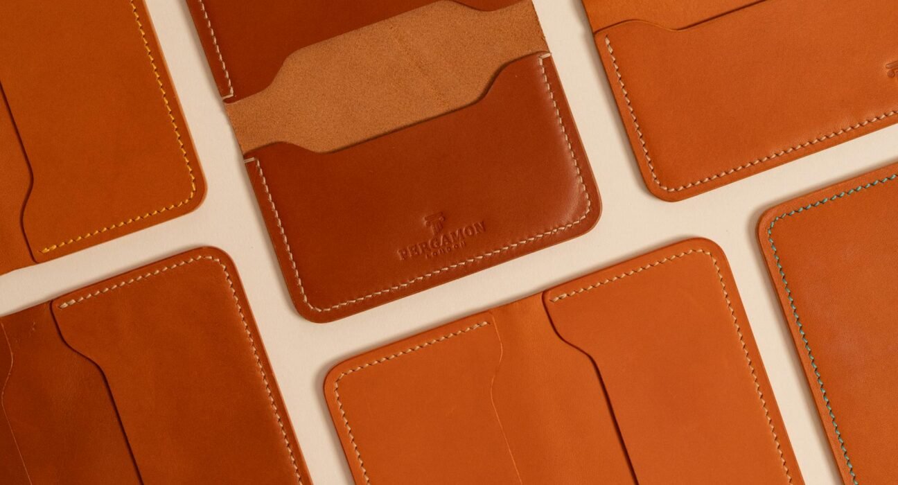 Para garantir os cuidados com couro e camurça, a limpeza e o armazenamento adequados são cruciais. O couro exige hidratação r