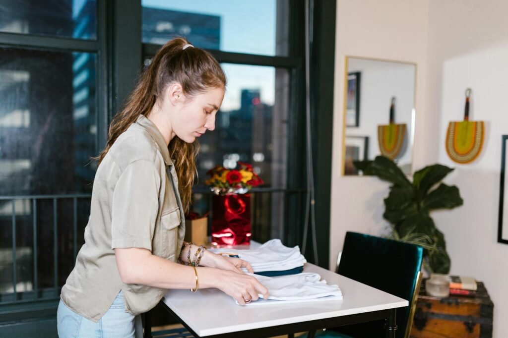 Para vender roupas usadas e fazer renda extra, é crucial selecionar peças em bom estado, higienizá-las, tirar fotos de qualid