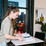 Desvende a Indústria Têxtil: 5 Documentários de Moda Essenciais para um Olhar Profundo