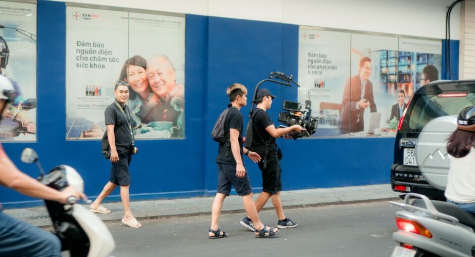 Para entender a indústria têxtil através de documentários sobre moda, assista a filmes como 'The True Cost', 'McQueen', 'Dior