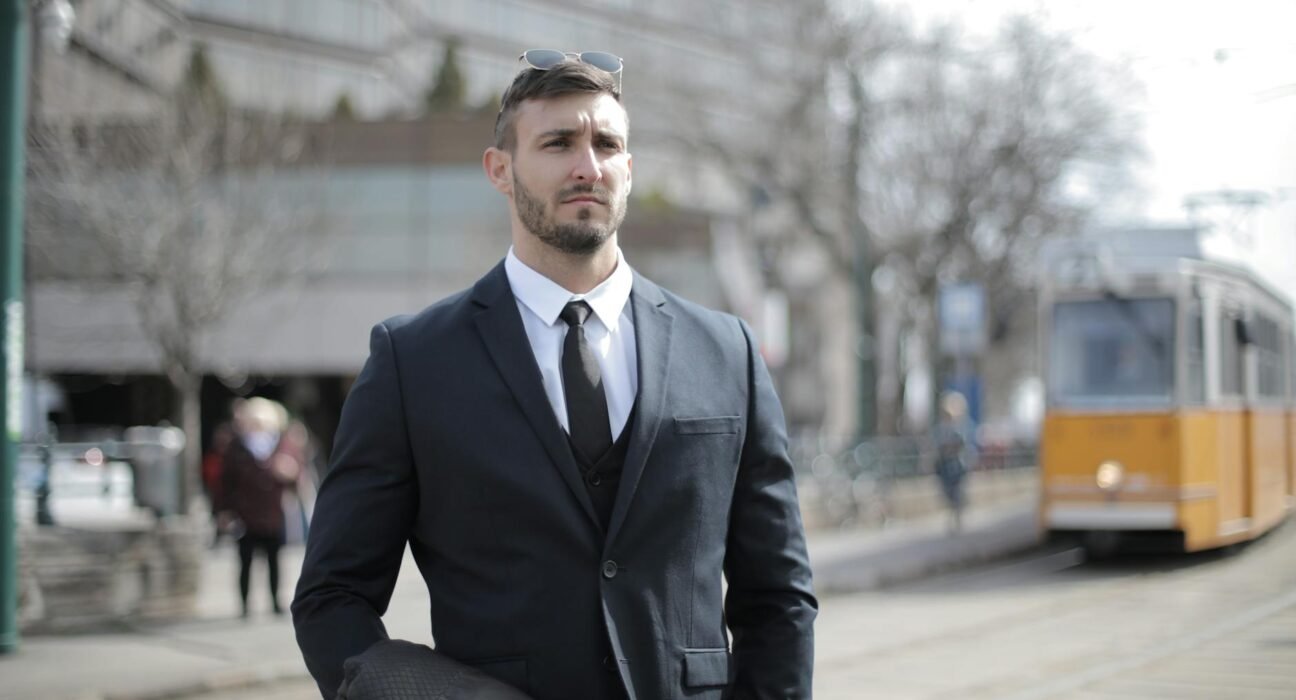 Para o Dress Code Traje Passeio Completo em casamentos e formaturas, a escolha ideal para mulheres inclui vestidos longos ou