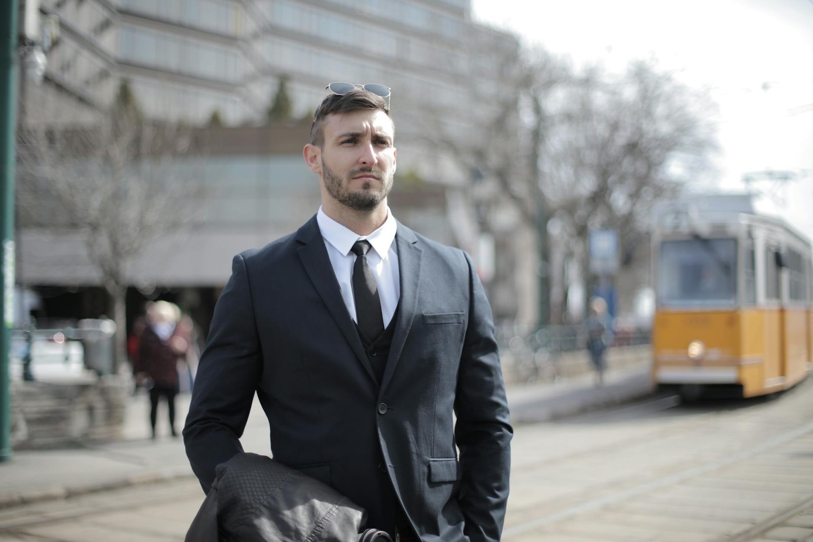 Para o Dress Code Traje Passeio Completo em casamentos e formaturas, a escolha ideal para mulheres inclui vestidos longos ou