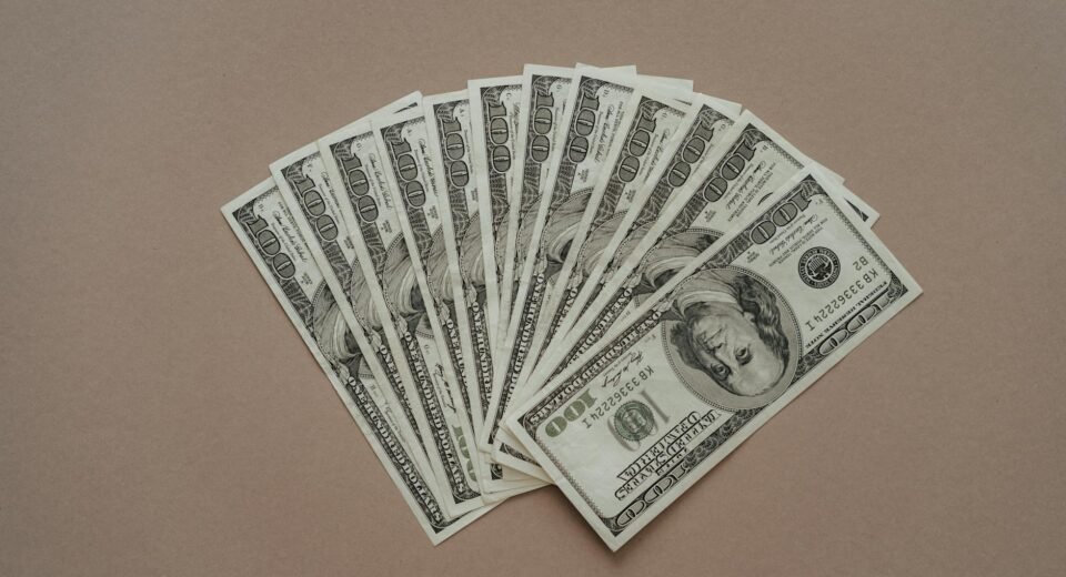 Para aderir à Estética Old Money, foque em peças clássicas e atemporais de alta qualidade, cores neutras e cortes impecáveis.