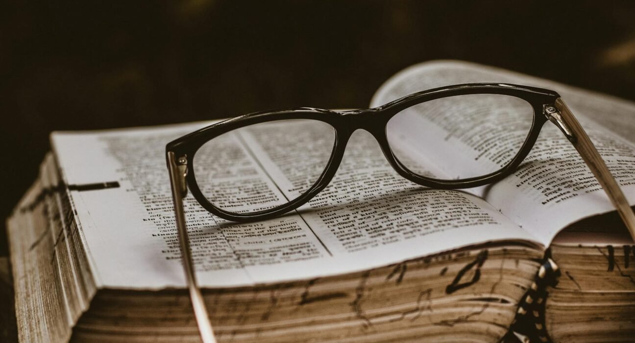 Para o Glossário de Moda: Termos em francês e inglês que você precisa saber, este artigo oferece uma compilação essencial dos