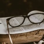 A evolução do Tênis (Sneaker Culture): De Jordan a Yeezy.