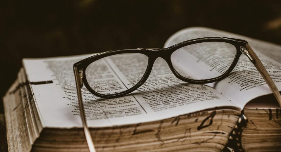 Para o Glossário de Moda: Termos em francês e inglês que você precisa saber, este artigo oferece uma compilação essencial dos