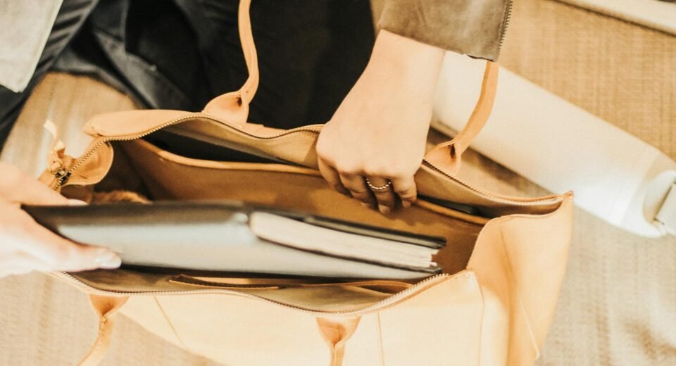 Para entender a diferença entre Tote, Clutch, Satchel e Hobo, é essencial conhecer suas características de design, tamanho e