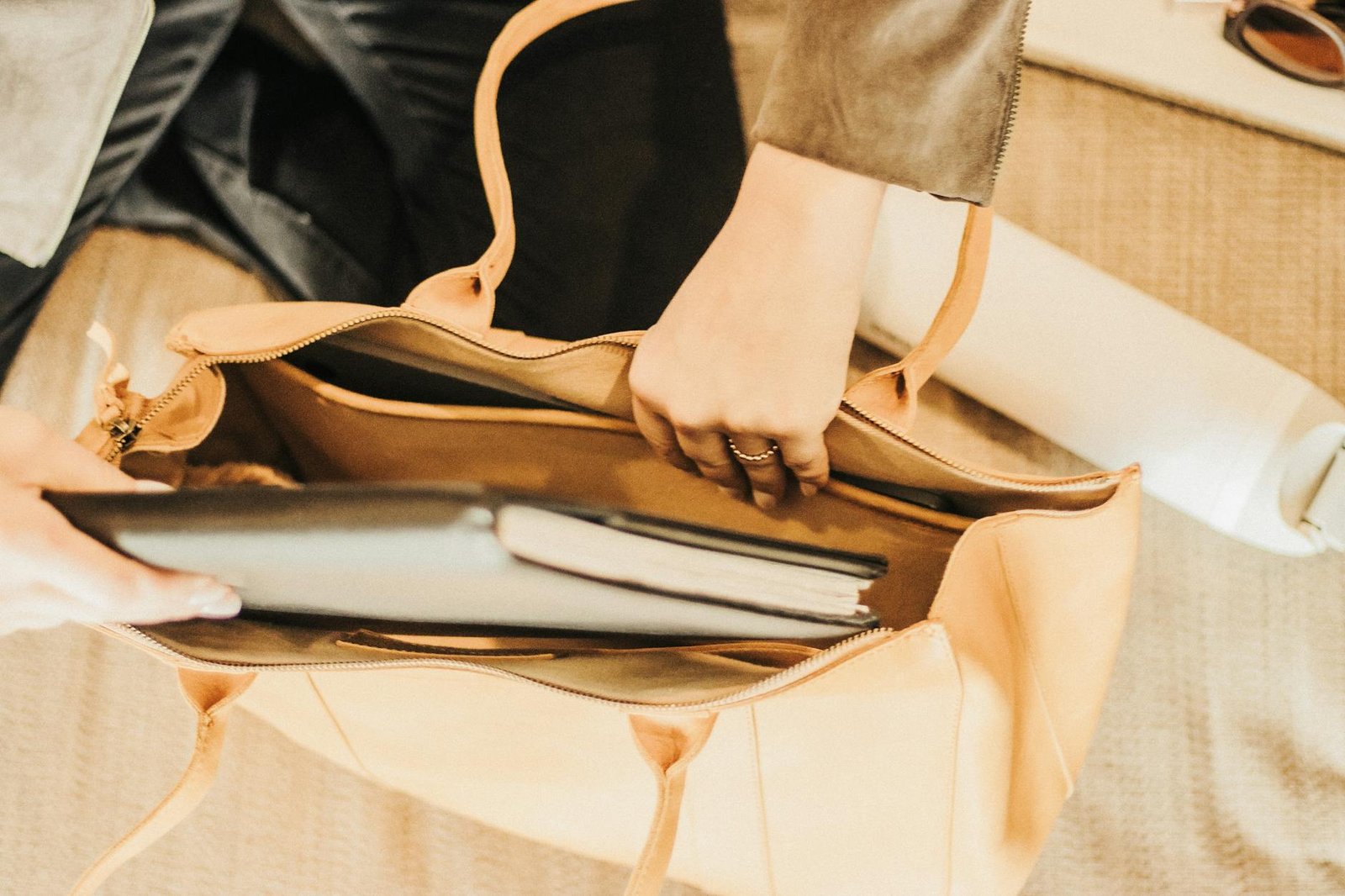 Para entender a diferença entre Tote, Clutch, Satchel e Hobo, é essencial conhecer suas características de design, tamanho e