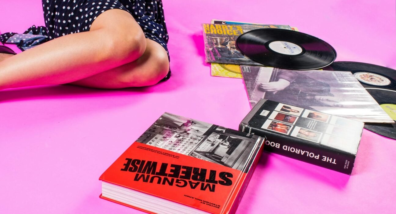 Para quem busca os melhores livros de moda, existem leituras fundamentais que abrangem a história, tendências, biografias de