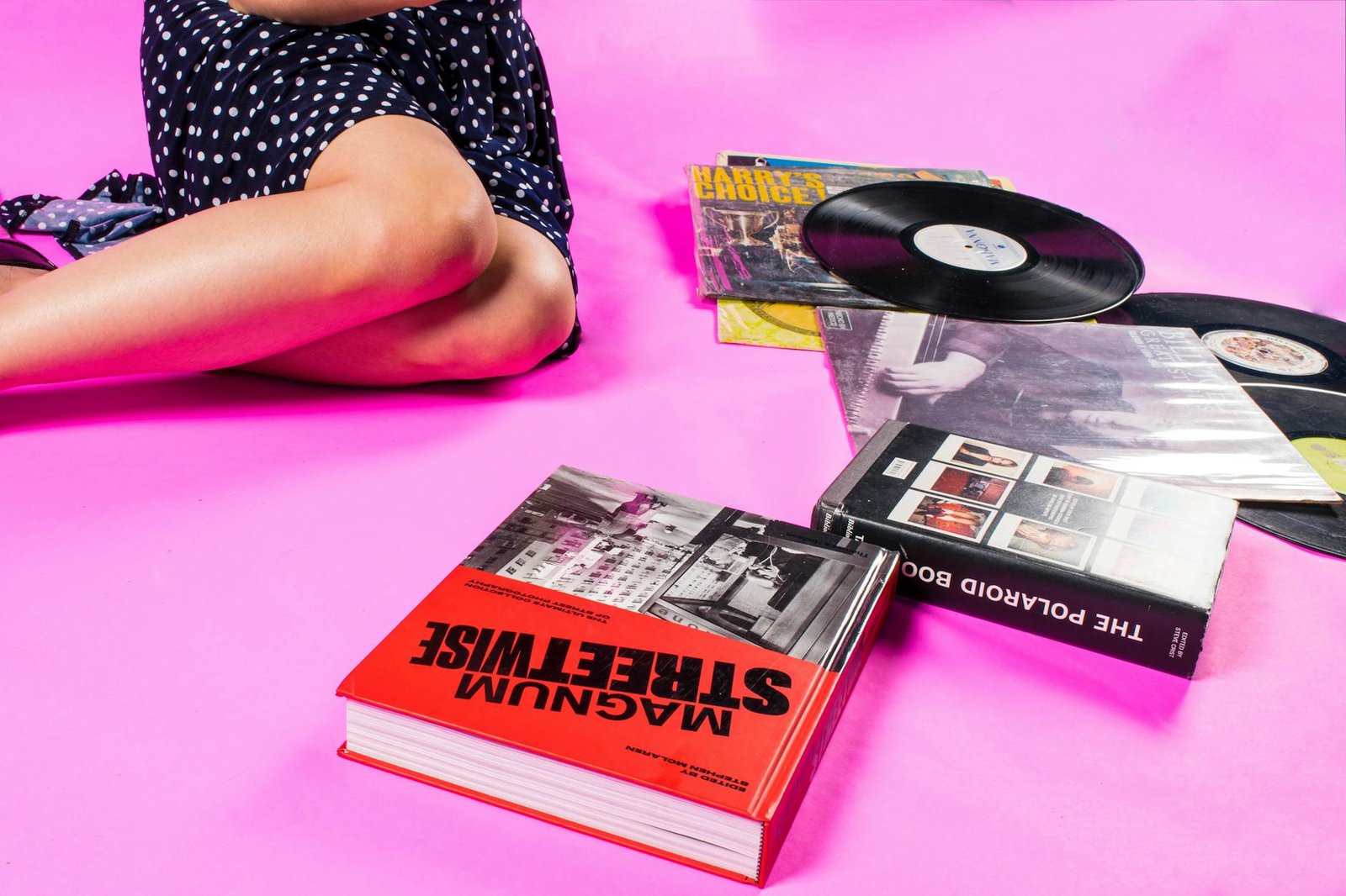 Para quem busca os melhores livros de moda, existem leituras fundamentais que abrangem a história, tendências, biografias de