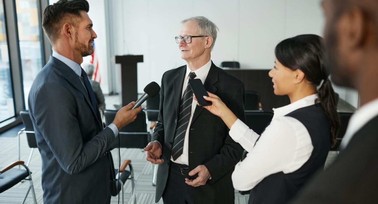 Para um look para entrevista de emprego adequado, é essencial considerar a cultura da empresa e a área profissional. Em setor