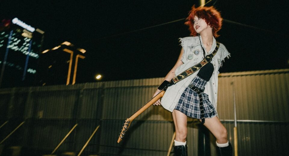 Para looks de festival como Rock in Rio e Lollapalooza, a chave é combinar estilo, conforto e funcionalidade. Priorize peças