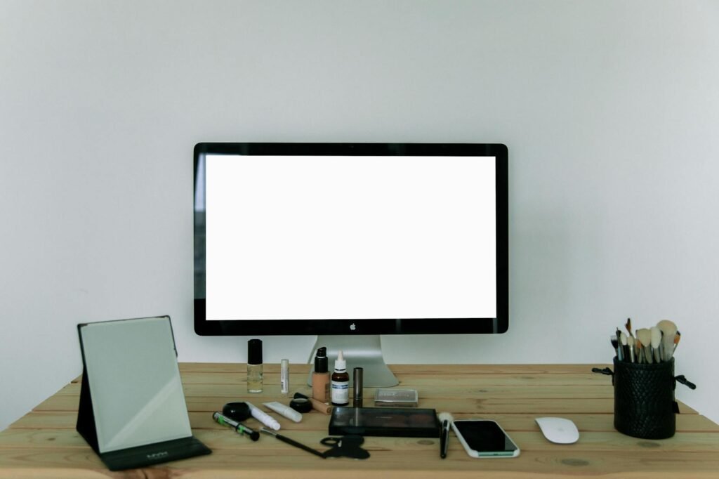 Para uma maquiagem para trabalhar natural e rápida, foque em produtos multifuncionais e uma rotina simplificada. Comece com p