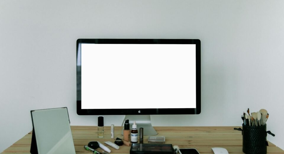 Para uma maquiagem para trabalhar natural e rápida, foque em produtos multifuncionais e uma rotina simplificada. Comece com p