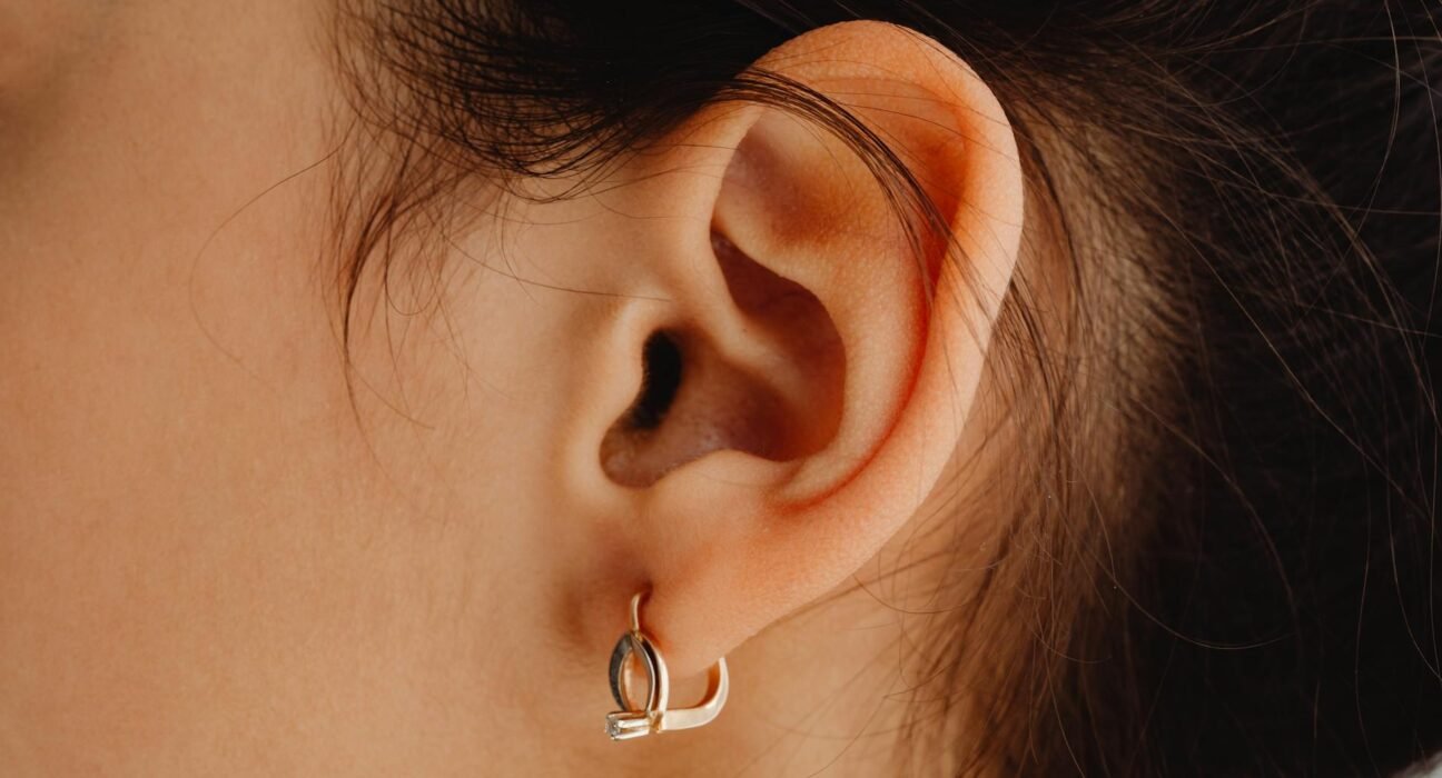 Para usar maxi brincos sem pesar o visual, escolha peças que harmonizem com o formato do seu rosto e evite excessos no restan