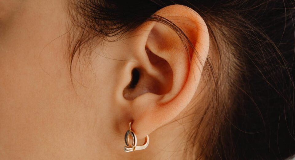 Para usar maxi brincos sem pesar o visual, escolha peças que harmonizem com o formato do seu rosto e evite excessos no restan