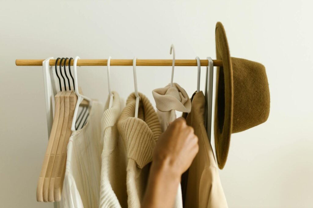 Para o minimalismo fashion, ter menos roupas oferece vantagens significativas como economia de tempo e dinheiro, redução do e